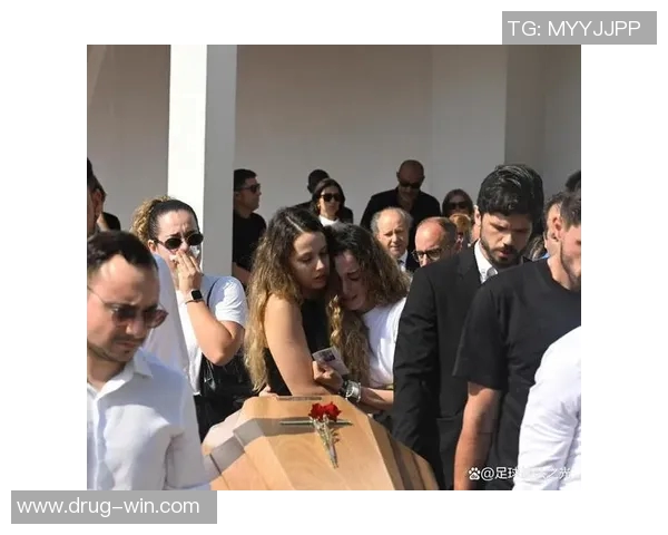 足球明星出席儿童葬礼感人场景引发社会关注与思考