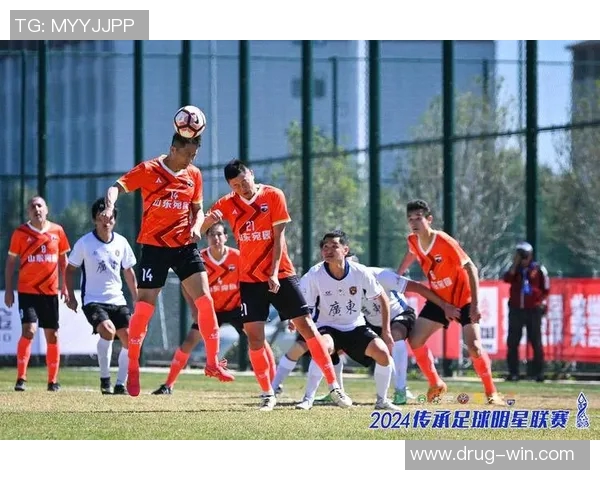 足球明星身穿中国传统服饰展现文化魅力与时尚风采