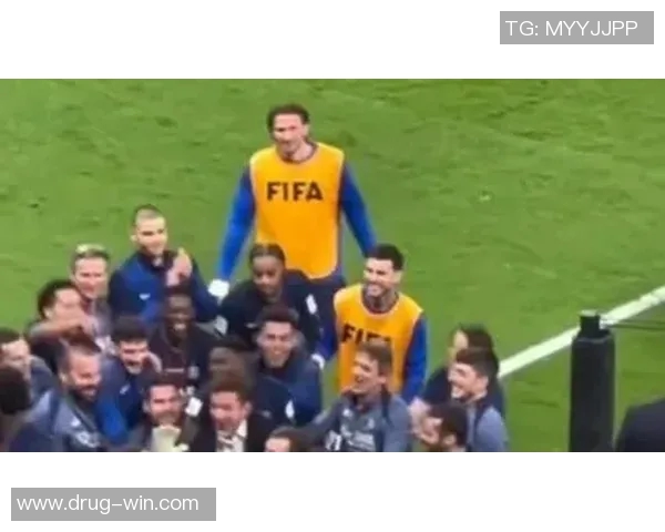 足球明星抵达城市引发热潮下飞机瞬间被粉丝围堵的精彩瞬间 足球明星抵达城市引发热潮下飞机瞬间被粉丝围堵的精彩瞬间